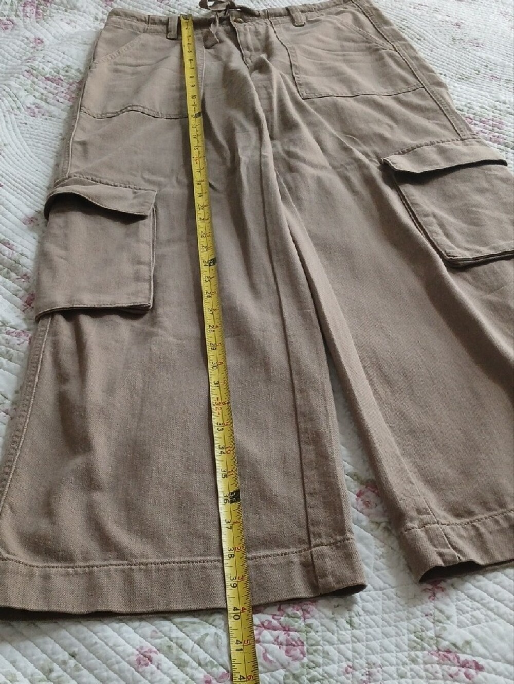 Sz. 8 - Wide-Leg Cargo Pants in Beige/Tan - Picture 3 of 4